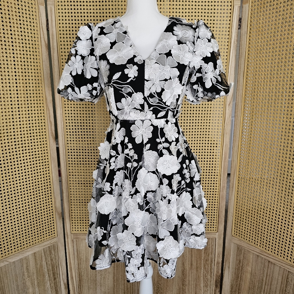NWT Black And White Floral Dress With Puff Sleeves And Zip Up In Back Size Small
